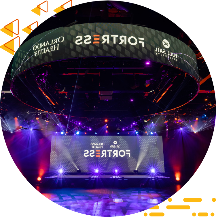 全帆奥兰多健康堡垒的照片, with spotlights and multiple display screens containing logos for the esports space.